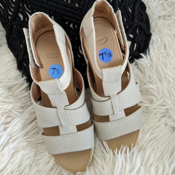 NWOT Dr. Scholl's Wedge Sandals with Velcro Clasp - Picture 6 of 7